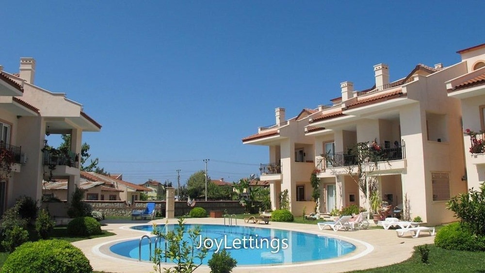 Villa LG12 by JoyLettings view 2