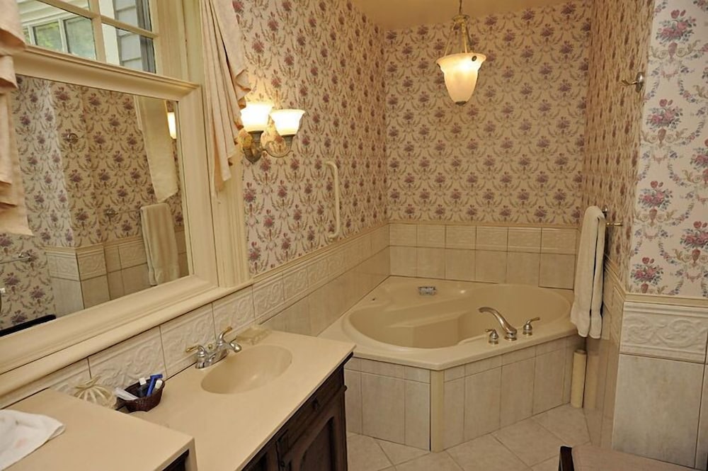 Charlottetown Vacations - The Elmwood Heritage Inn - Property Image 2