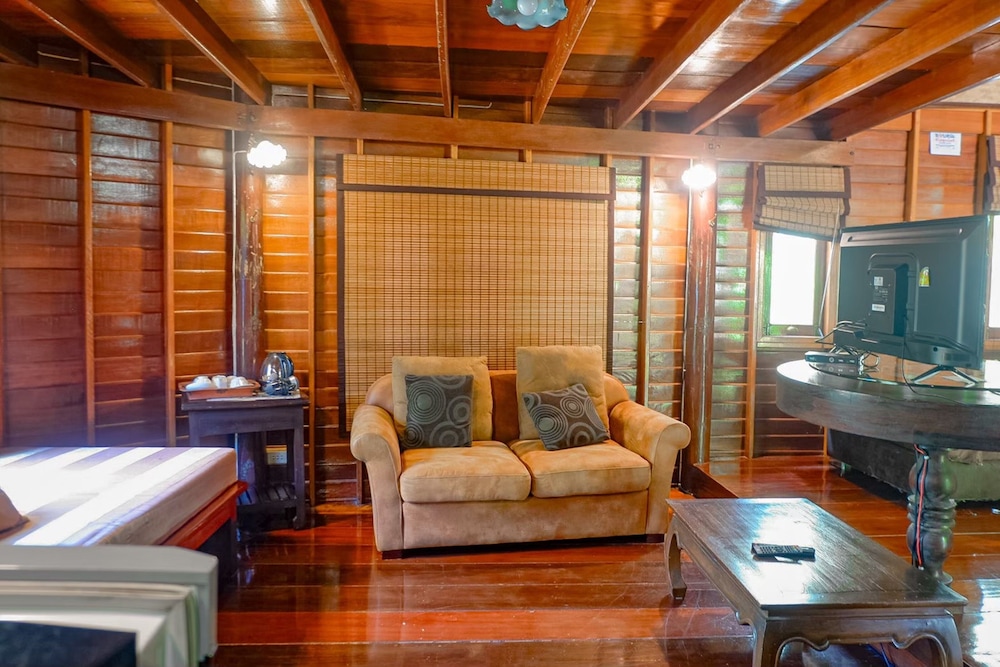 Kaengkrachan Boathouse Paradise Resort