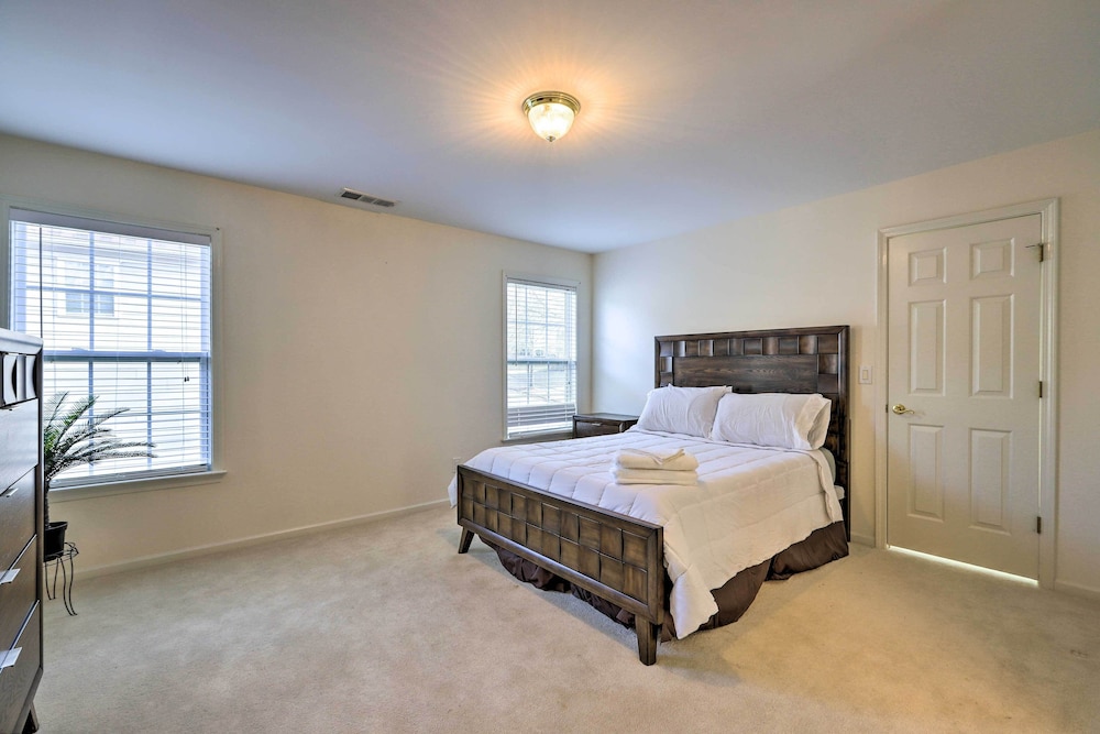 Spacious Atlanta Home w/ Deck & Seasonal Pool!