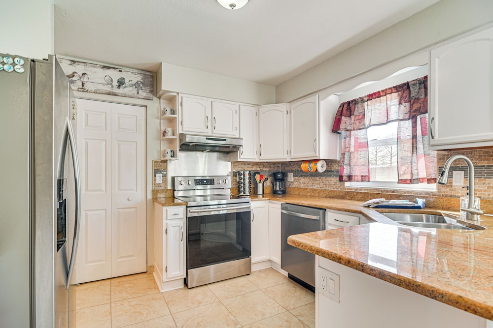 Pet-friendly Home w/ Pool & BBQ in Largo