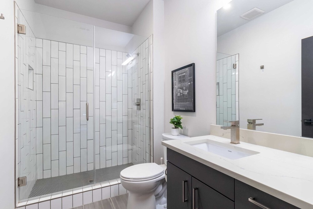 Sleeps 24 4 Modern Midtown Apartments w/ Gym + Pool Walkable to Shops & Eats