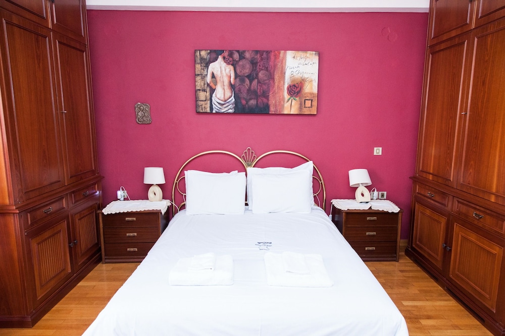 Elegant  Spacious Marousi Apt view 4