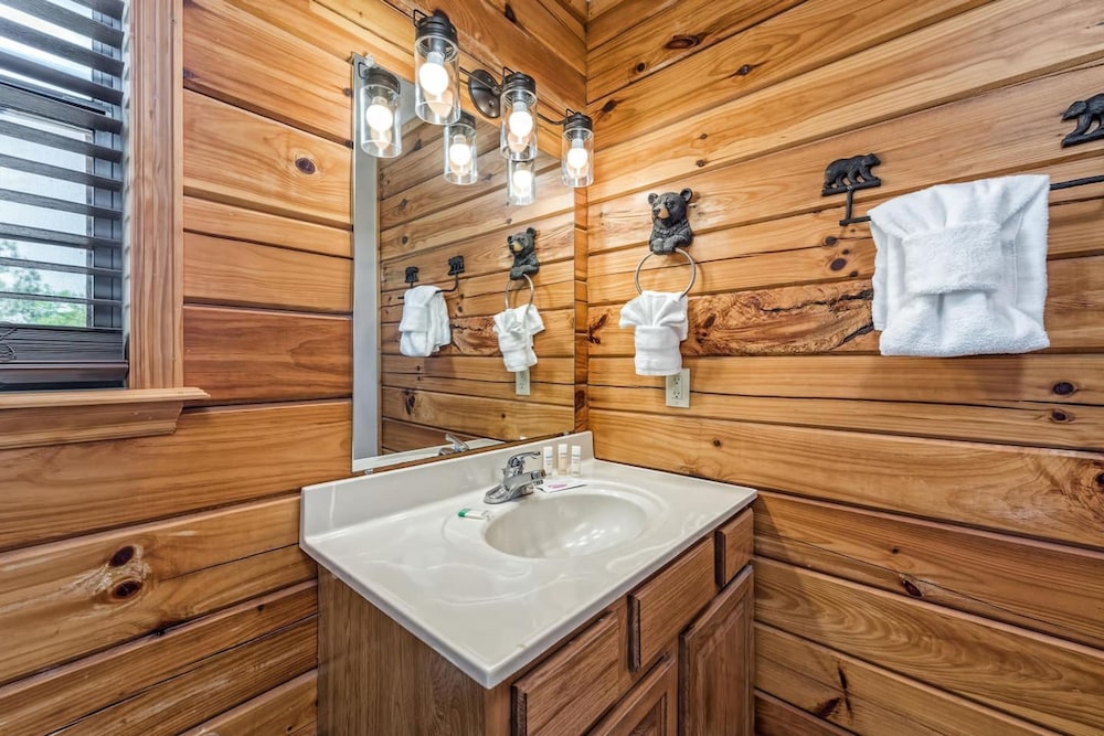 Smoky Mtn Lux Cabin Hot Tub Pool Views