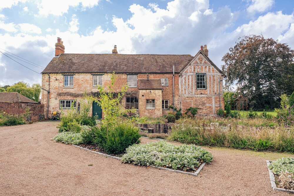 Stunning 4BD Home in Worcestershire