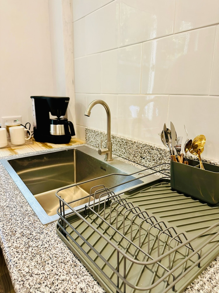 Annies 6th Street Apartment
