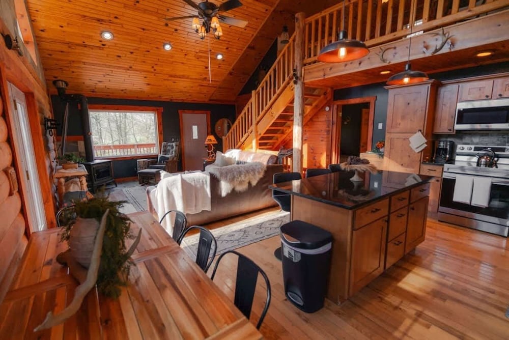 Cozy Cabin With Hot Tub - Near all in Hocking Hills