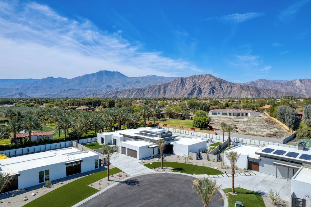 The Polo Villas by AvantStay – Modern Oasis Near Empire Polo Club