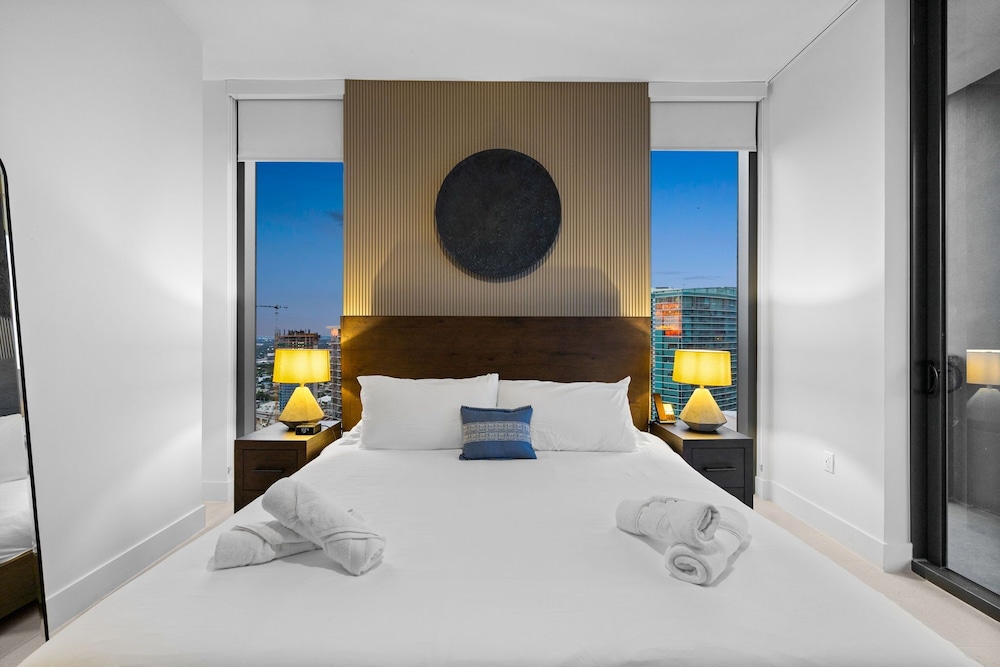 Lux Studio W City Views and Pool