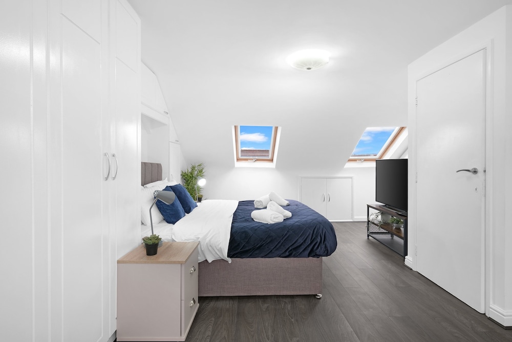 Spacious 5BR 3BA Serviced Hse in Croydon