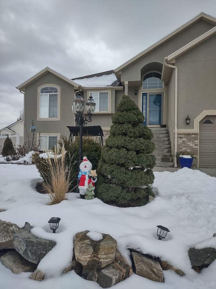 Farmington Gem 6BR Private Fenced Yard Sleeps 15