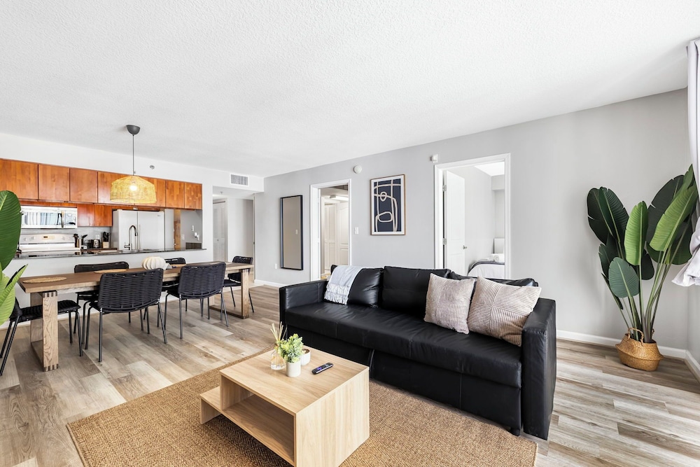 Sky High 31st Floor Condo W Parking