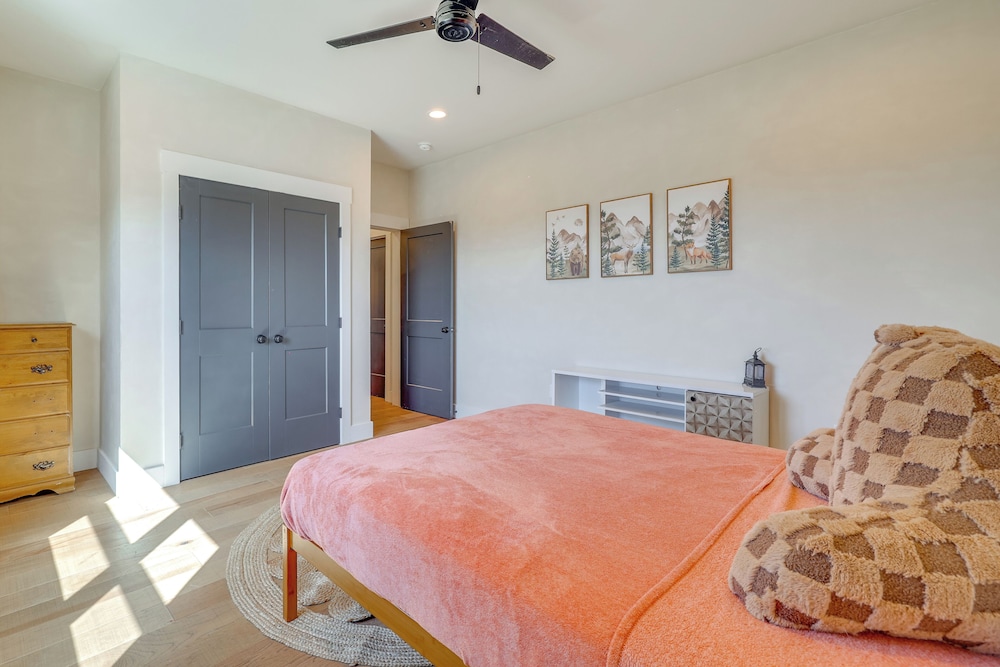 Nat'l Forest Access & Mtn Views: Family Eagar Home