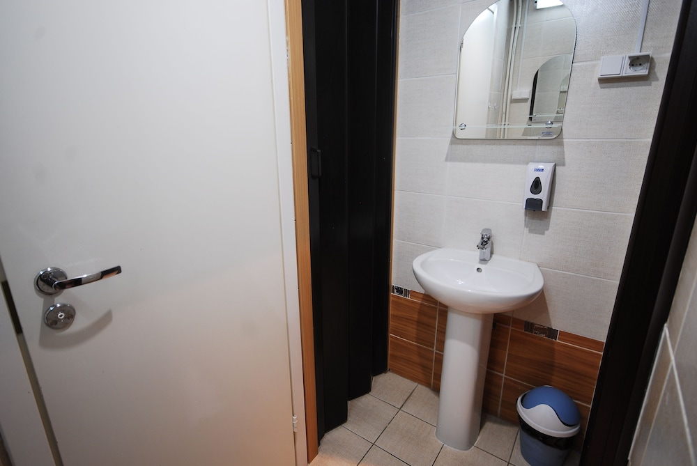 Landmark City Hotel - Hostel