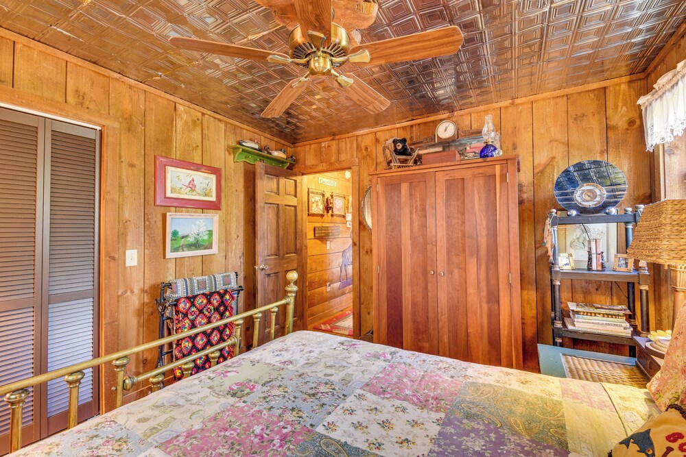 Rustic Cabin w/ Porches: 8 Mi to Tallulah Gorge! view 5