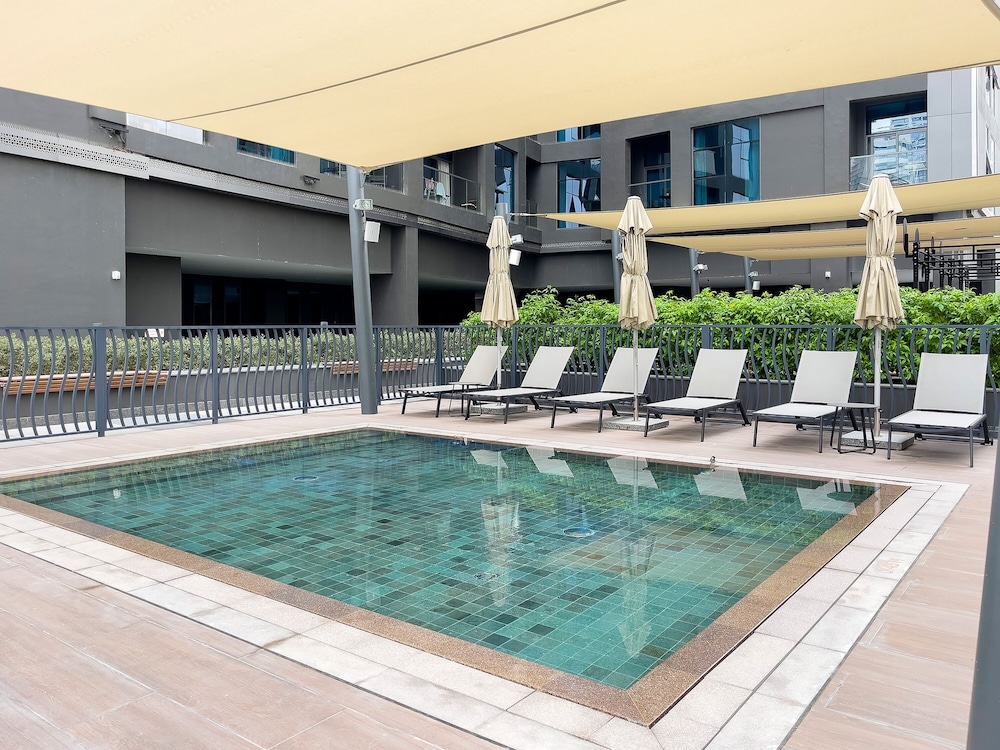 Luxe Waterfront 2BR with Canal view