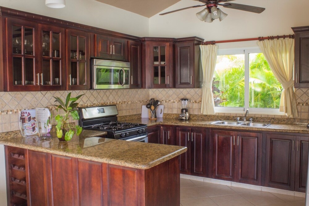 Privacy and comfort luxury 6 bedroom villa