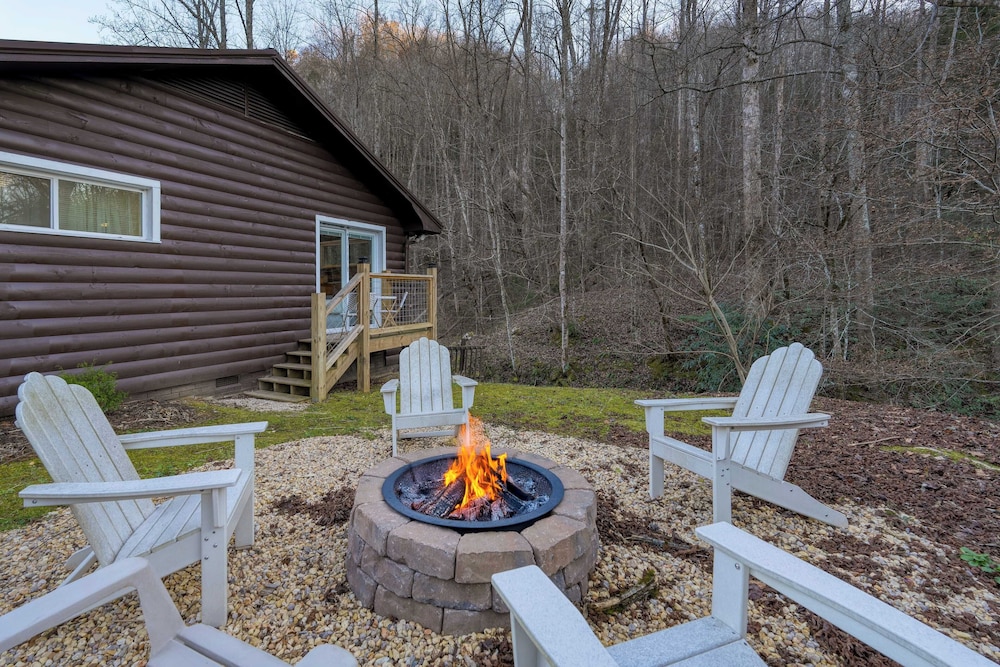 Creekside Haven by Avantstay Hot Tub, Fire Pit, Outdoor Dining Area Nestled Next to Creek