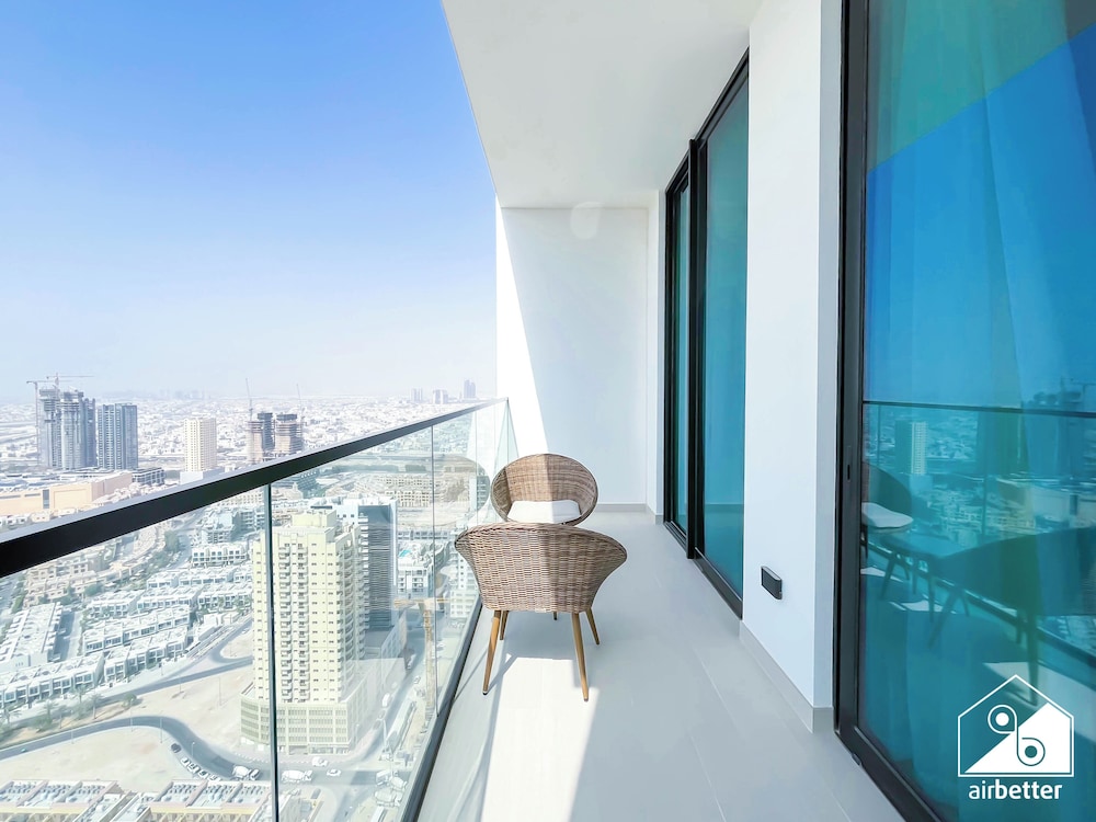 Luxury 1BR Balcony, Pool, Gym Prime Location