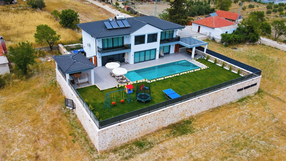 Villa White House