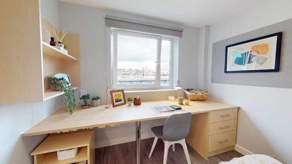 Private Ensuite in Stylish Apartment view 3