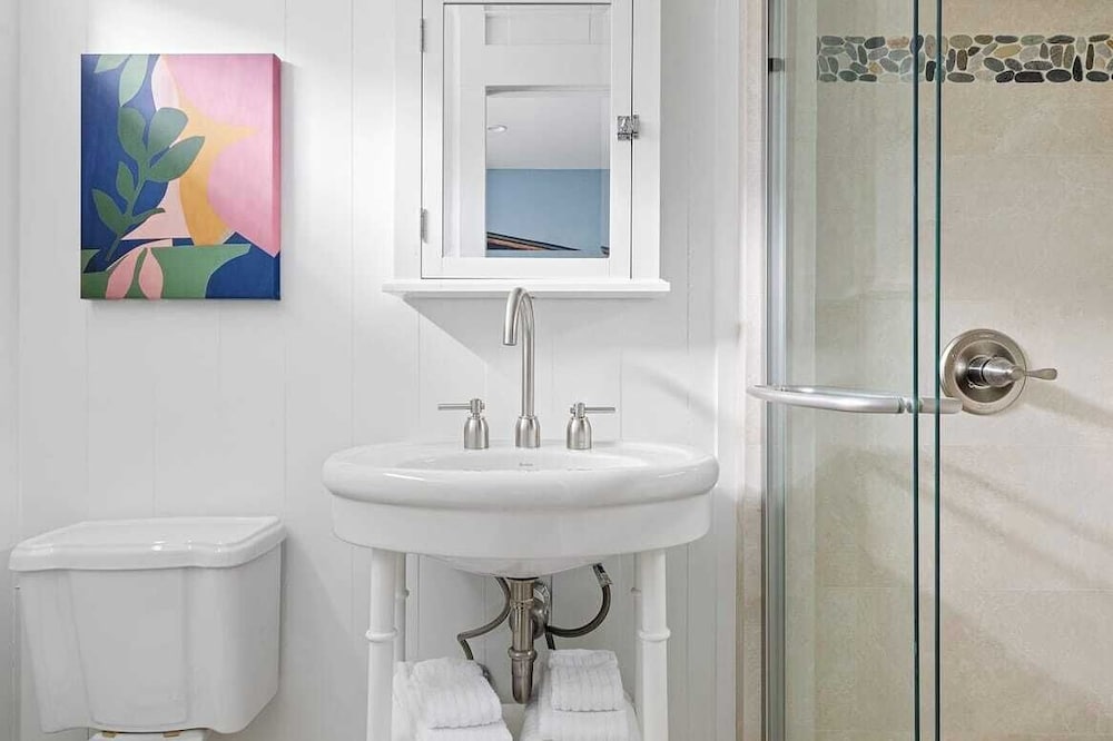 Luxe Villa Near Beach, Pool + Hottub, Chef's Kitchen Woodward Way by Avantstay