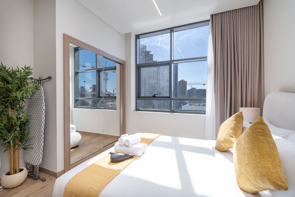 Mesmerizing Studio Located in the Center of JVC