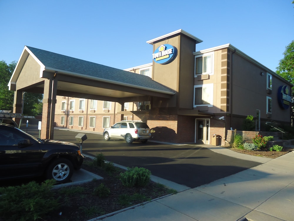 Hotel Town House Extended Stay Hotel Downtown - Image 1