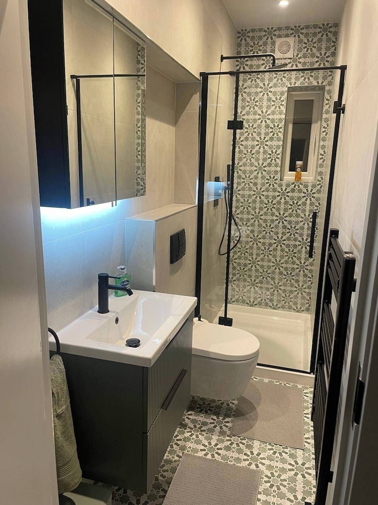 Nw119sg-modernapt-2guests-2br-1minhighstreet