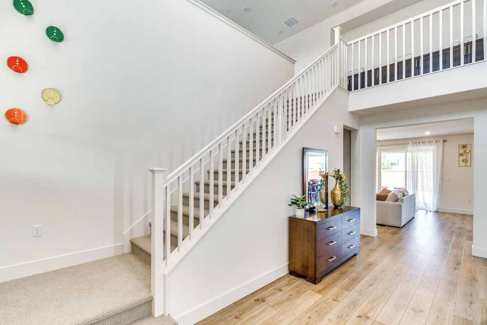 Pool Paradise: Spacious Tracy Home w/ Yard!