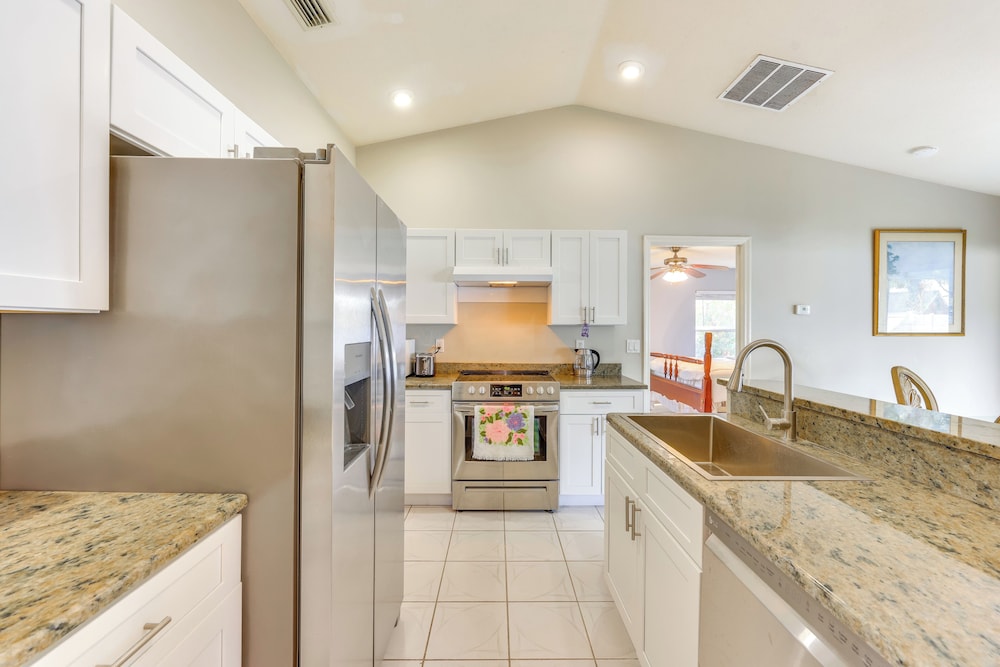 Pet-friendly Palm Coast Home: 8 Mi to Beach!