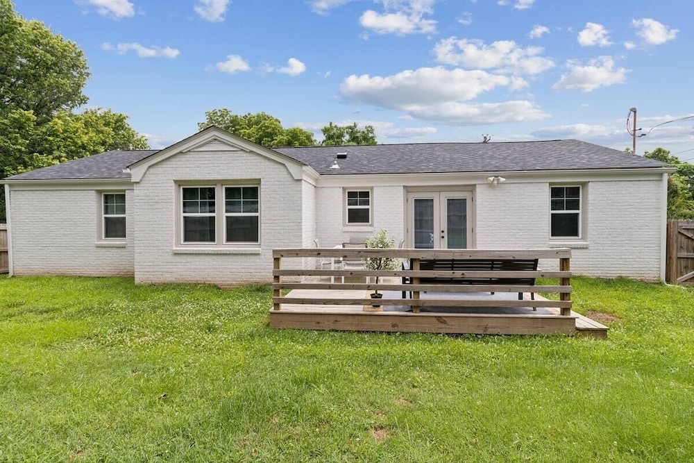 Chic Retreat Near Downtown Nashville 3 Bedroom Home by RedAwning