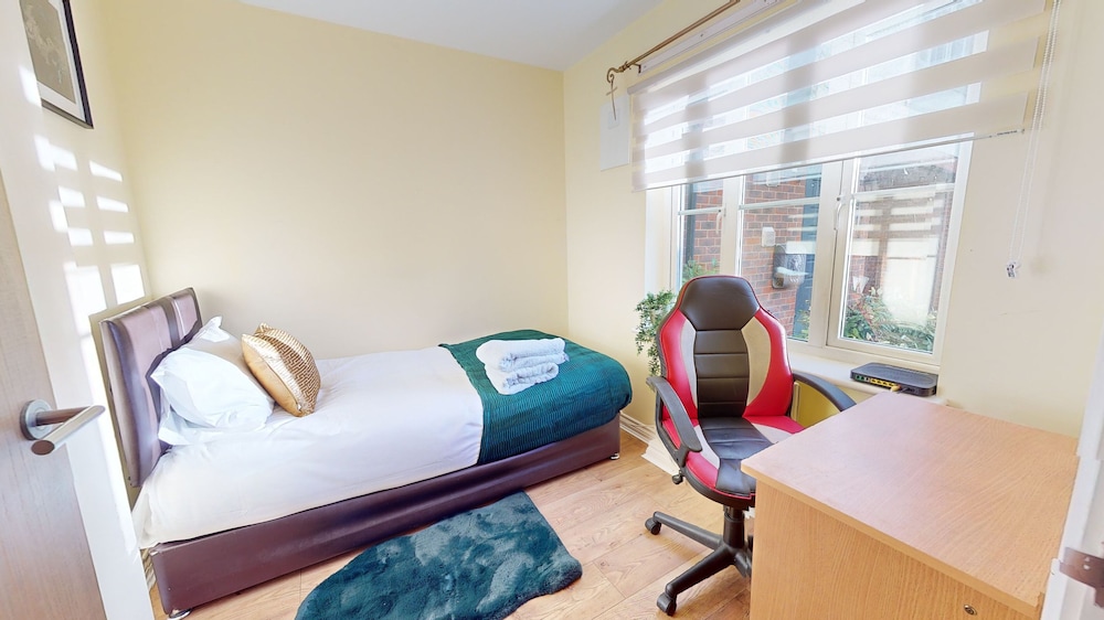 Impeccable 4-bed House in London