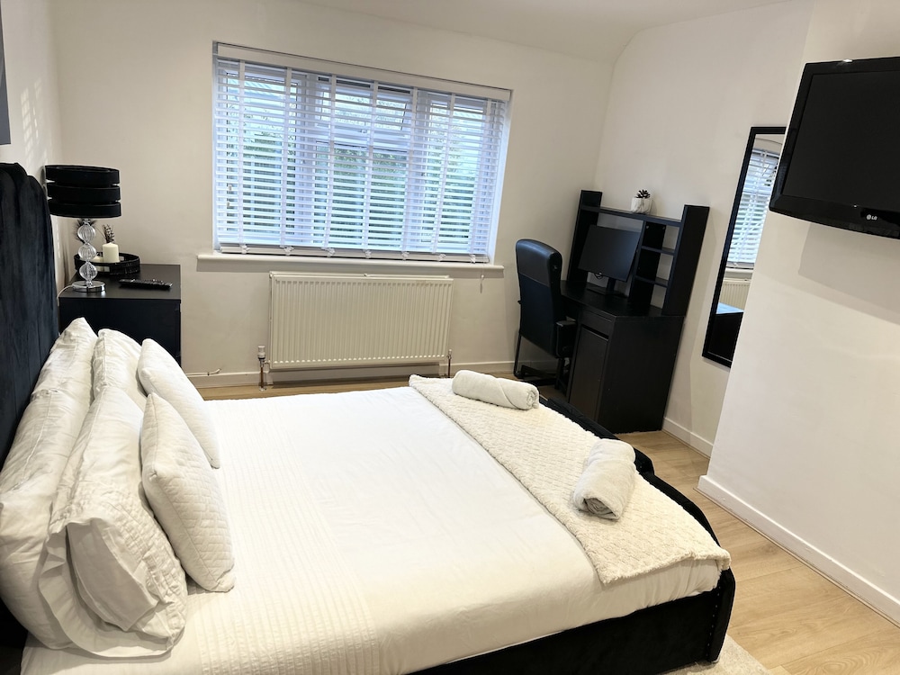 Charming 3-bed Home Minutes From City Centre view 4