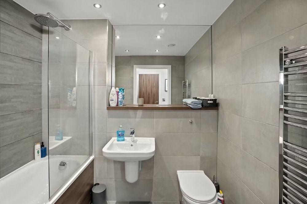 Inviting 2-bed Apartment in Manchester photo 3