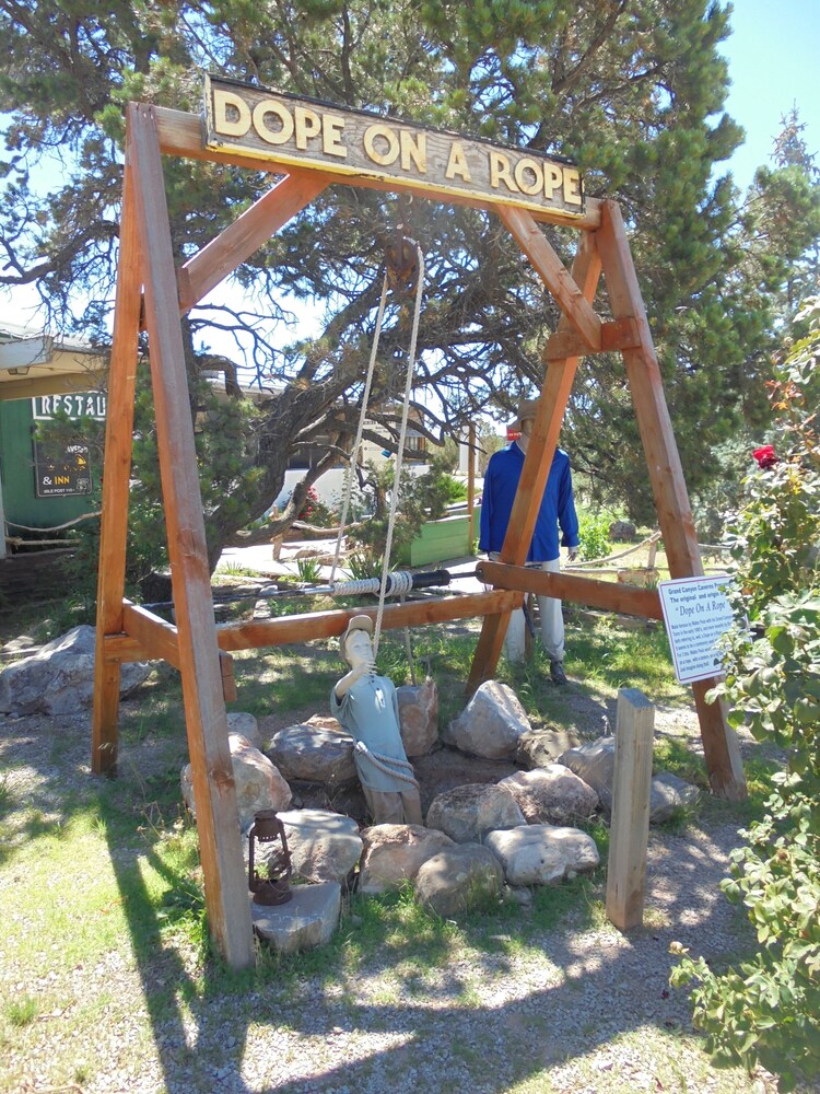 Grand Canyon Caverns Inn