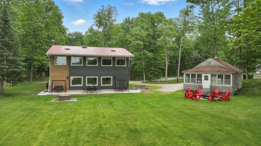5 BR Family Hangout I Lake Views I Firepit