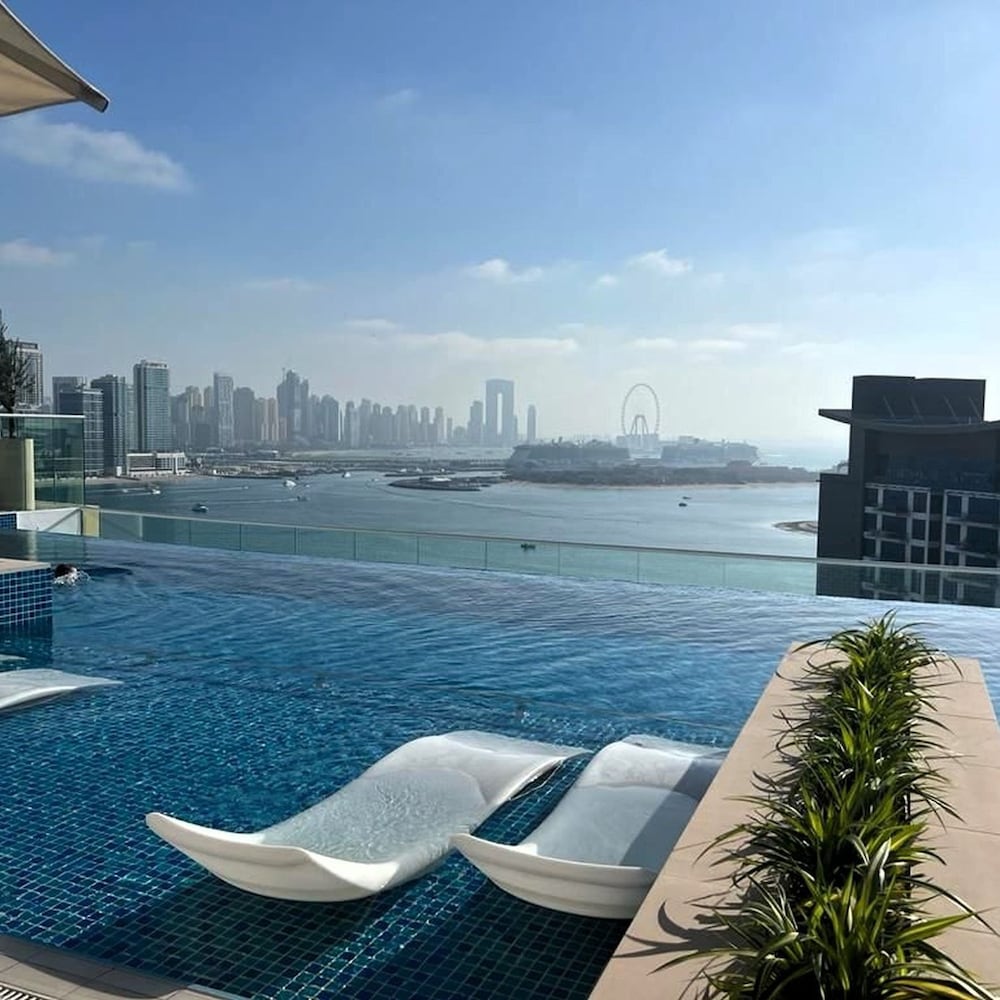 Chic Palm Studio With Infinity Pool