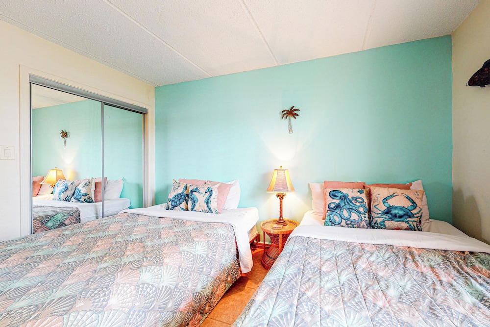 Gulf-view 3BR w/ Gourmet Kitchen, Tennis & Pools