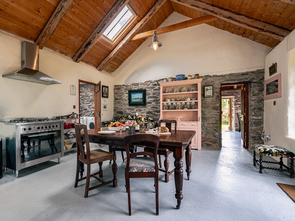 Traditional Style Thatched Cottage With Modern Amenities
