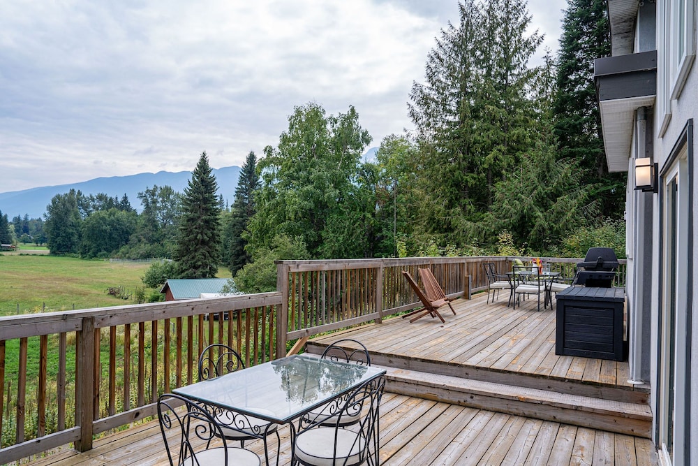 Revelstoke Lakehouse by Revelstoke Vacations