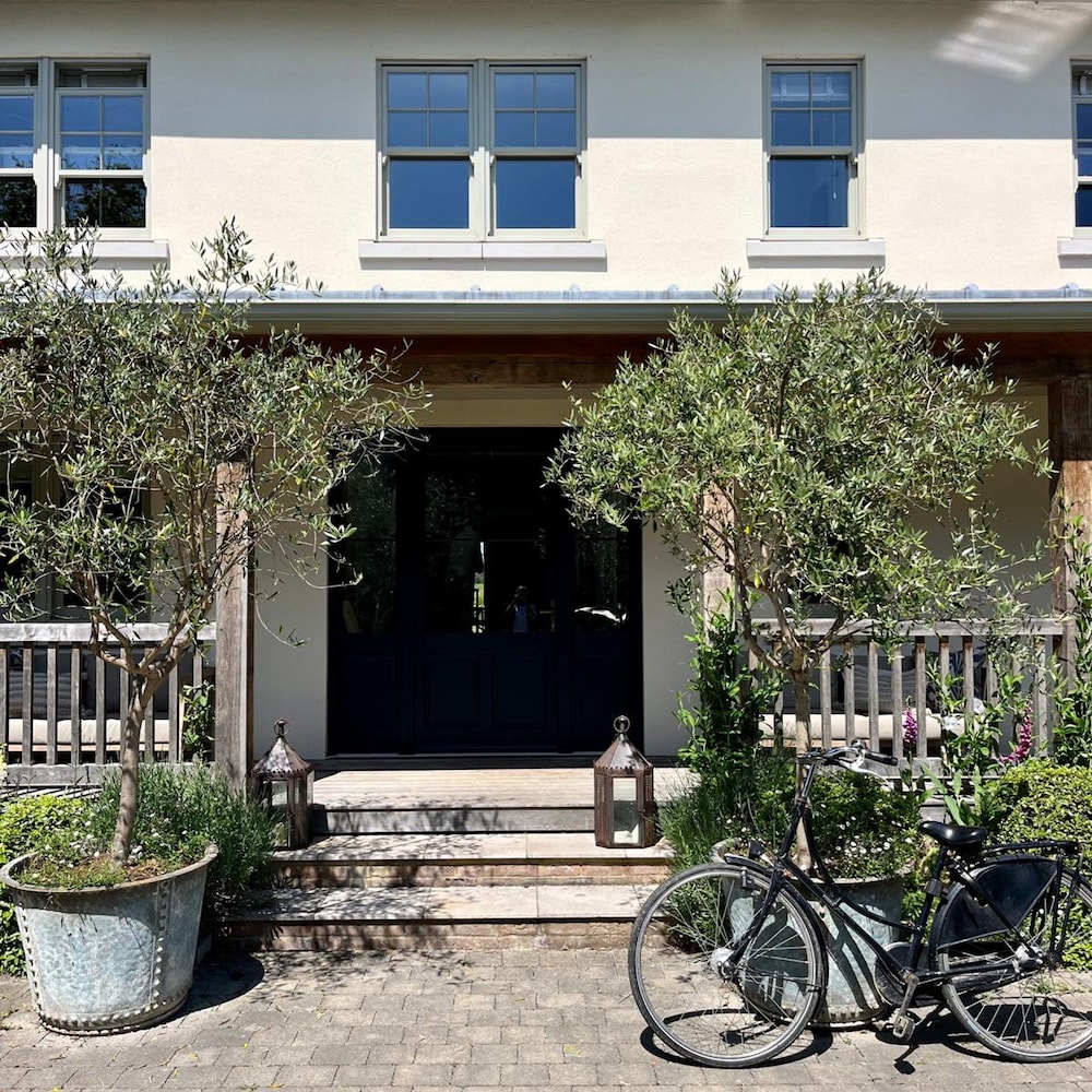 Beautiful Oasis Near Waterfront