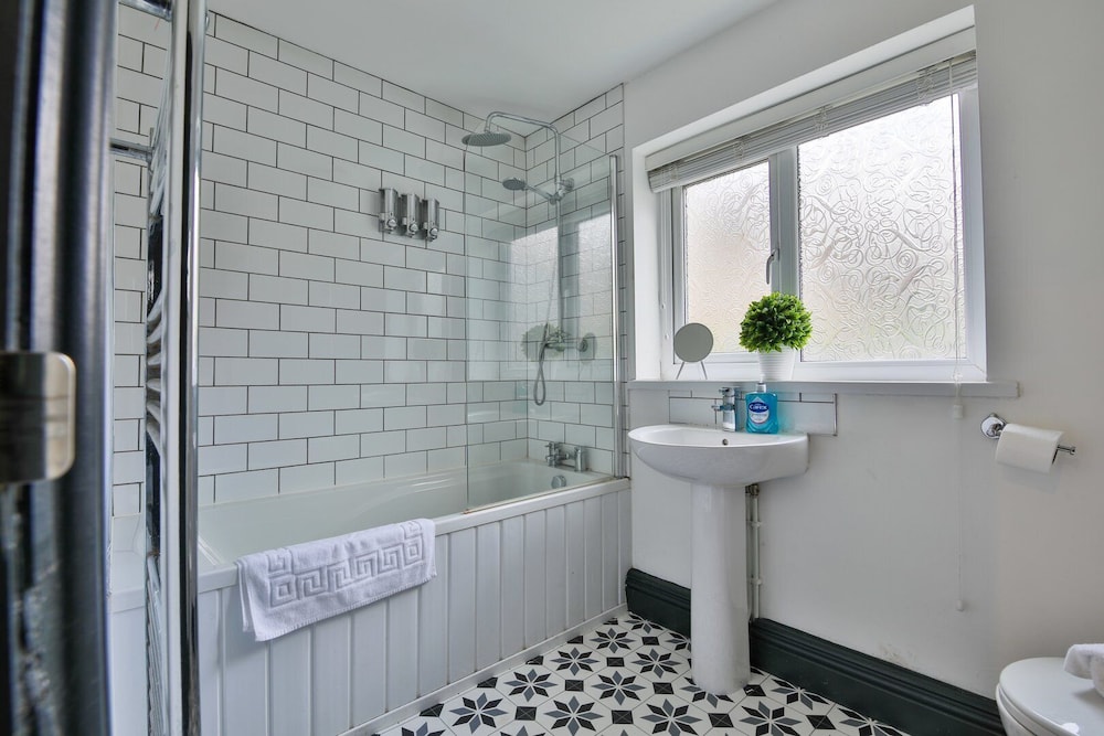 Bright 3-bed Swansea House + Parking