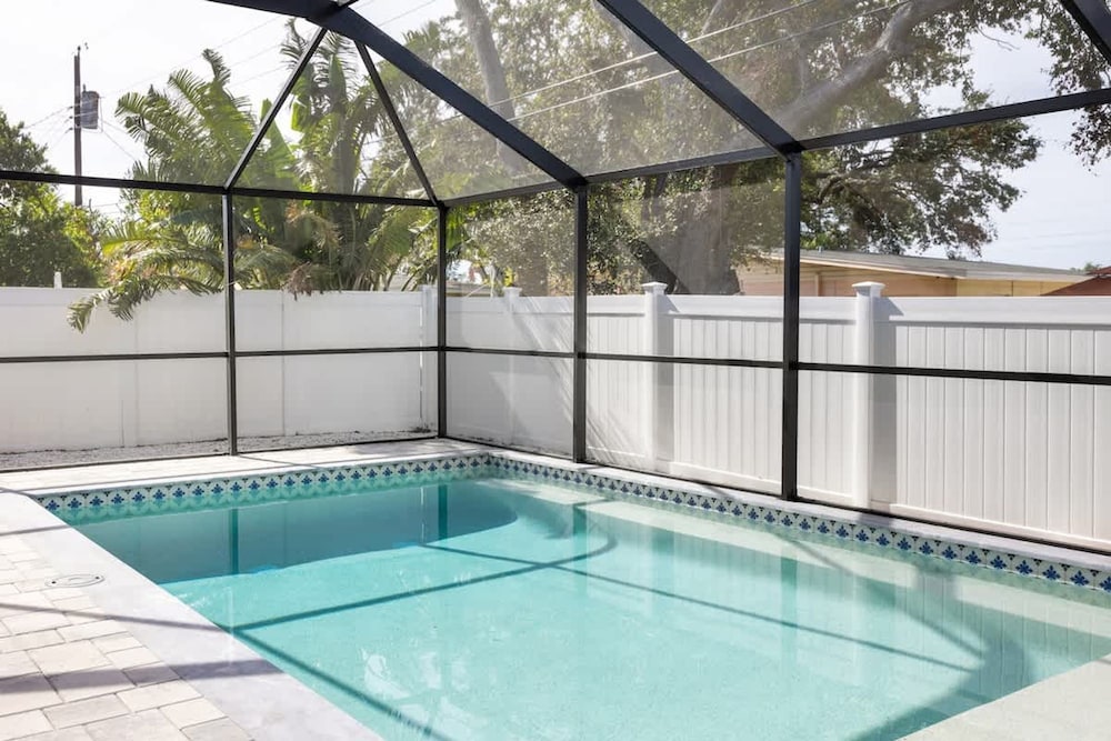Fun Family-friendly Largo Home Heated Pool