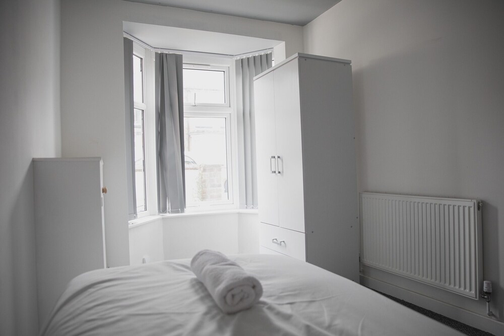 Room in Guest Room - Cheerful Big Room in Leicester