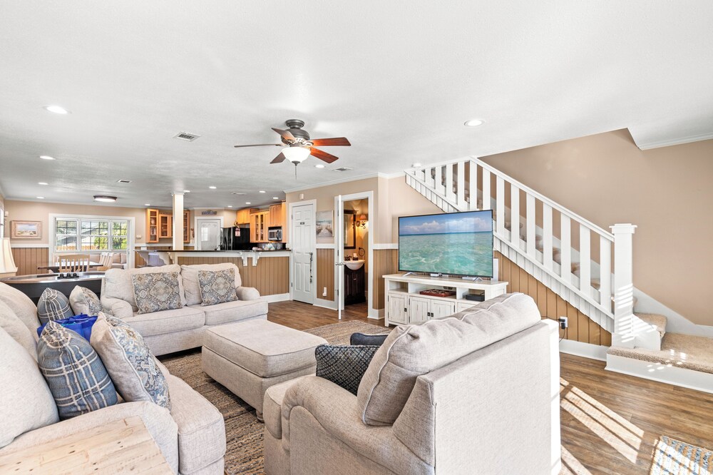 Just Beachy 3BR Dog-friendly Townhouse Near Beaches & Attractions!