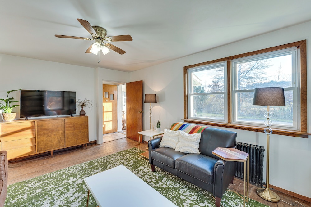 Charming Gardiner Home w/ Yard & Sunroom