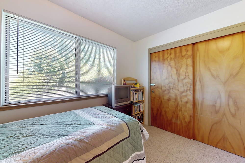 4BR Sierras-view Home w/ Pool & A/C - Dogs OK