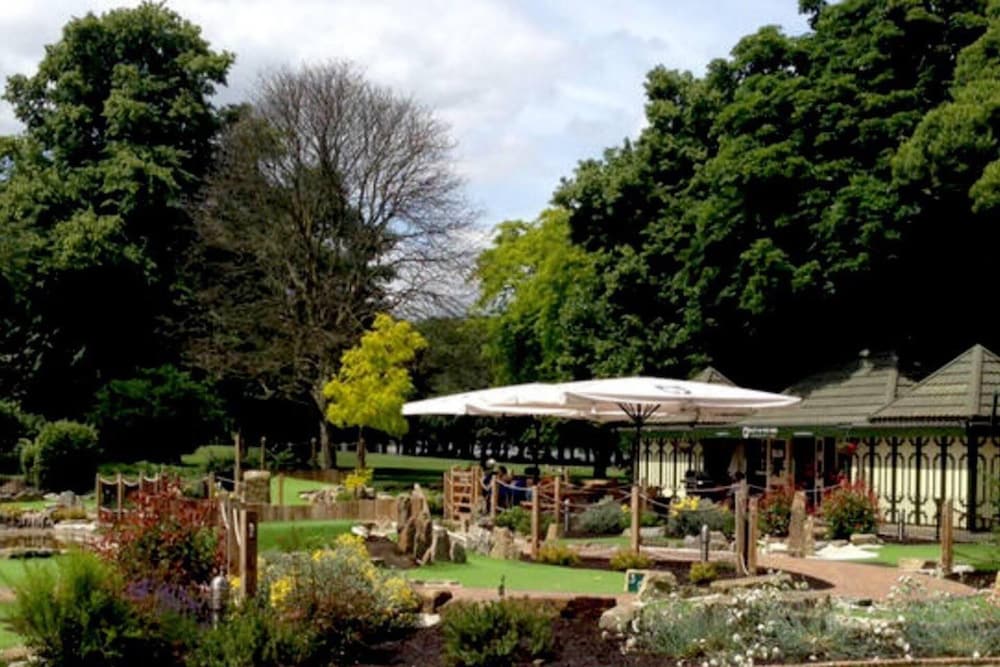 Amazing Riverside Boheme Home in SW London!