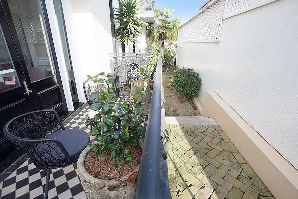 Comfortable Renovated Studio Close To City